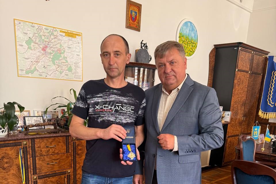 Голова вручив відзнаку звільненому з полону Герою