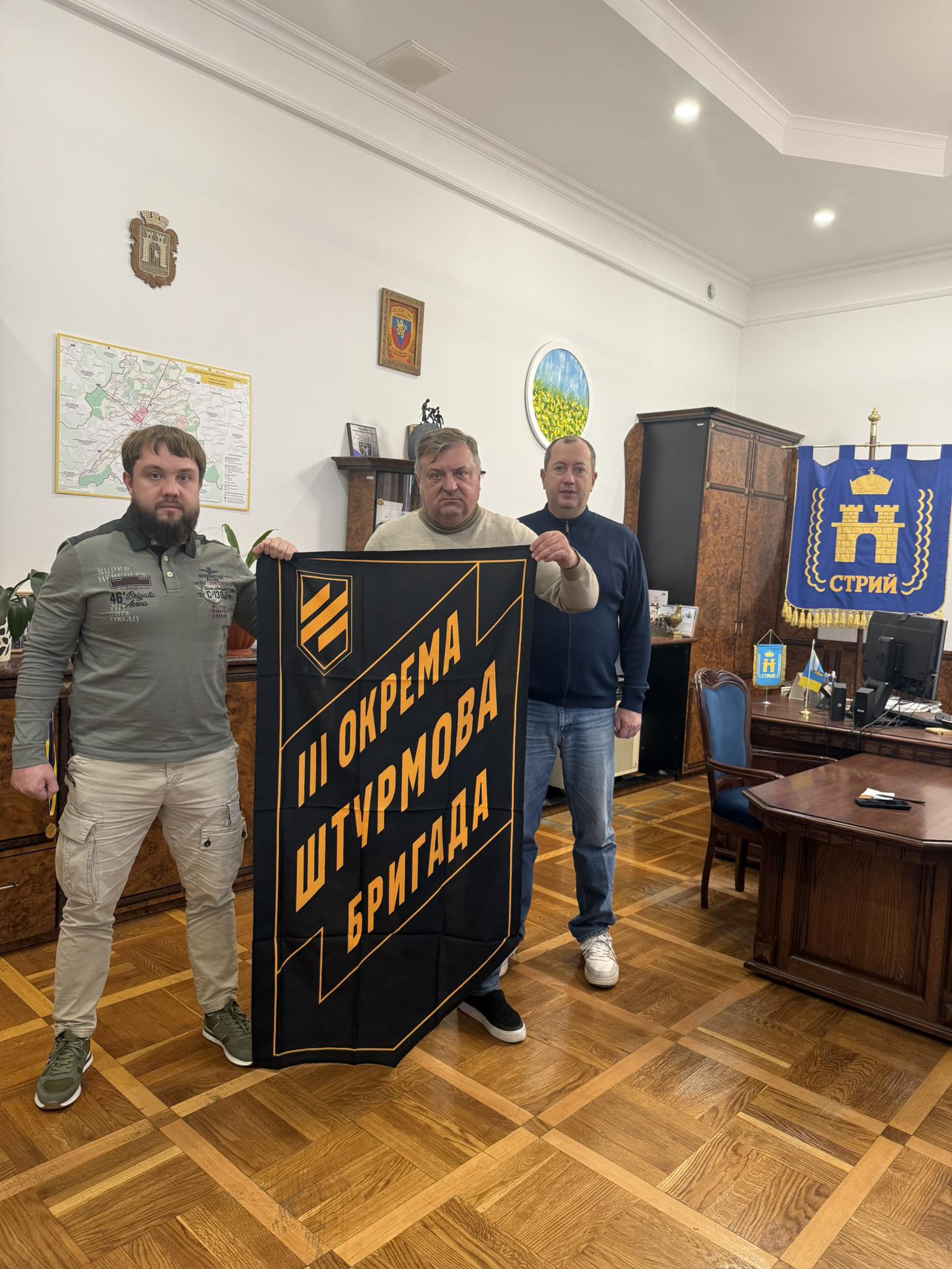 Третя окрема штурмова бригада привезла до Стрийської міської ради свій унікальний прапор