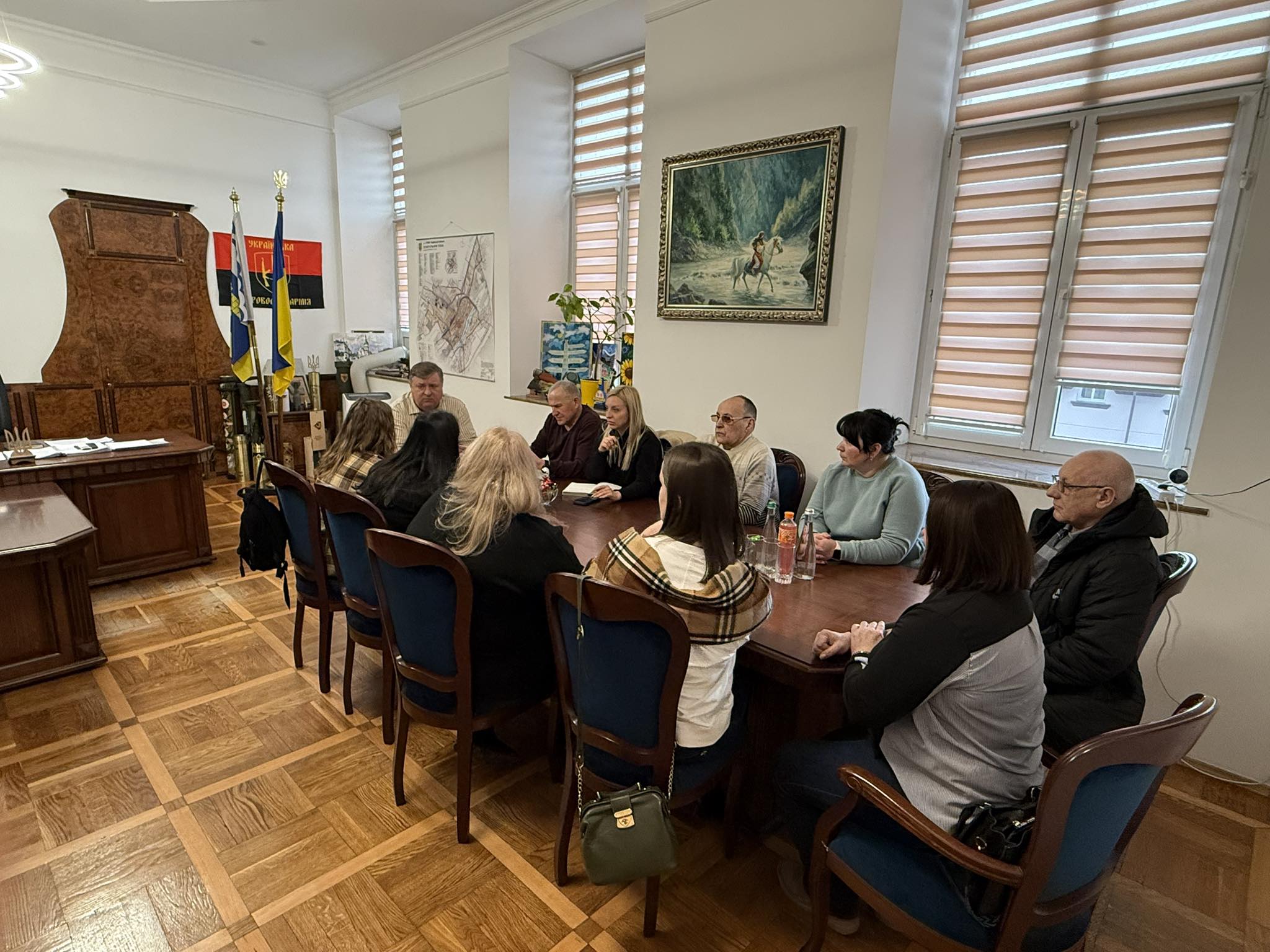 Міський голова Олег Канівець провів робочу зустріч з ініціативною групою рідних безвісти зниклих Героїв