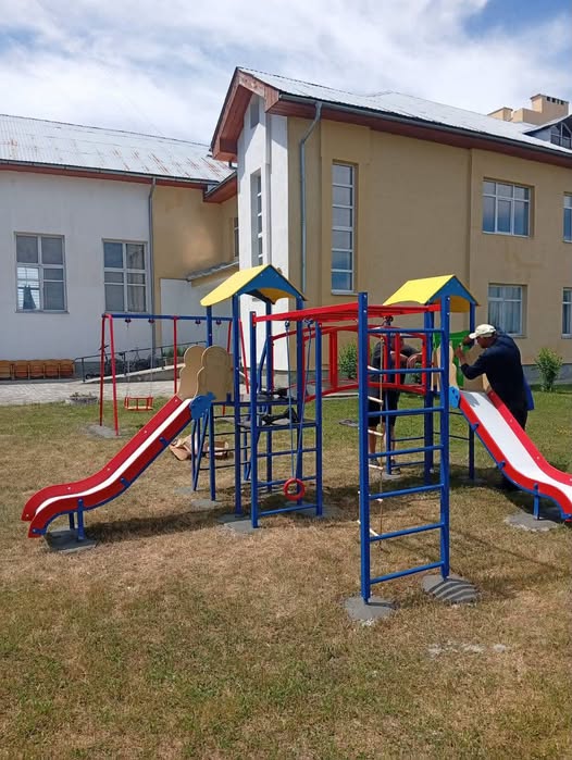У Стрийській громаді встановлюють нові дитячі майданчики