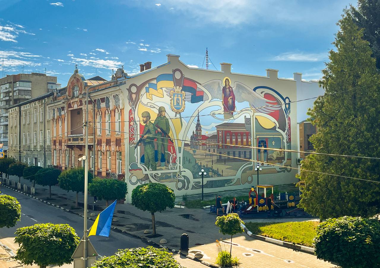 У Стрию зʼявився новий унікальний стінопис «Варта Світла»!