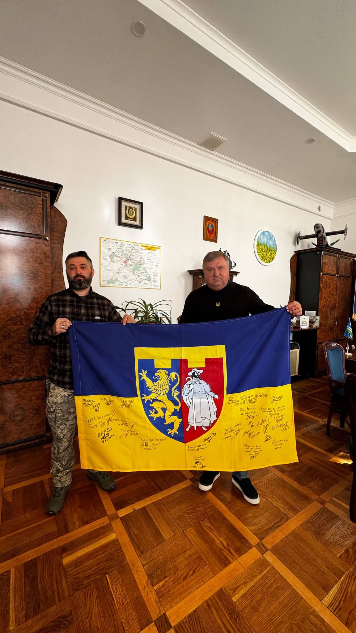 65 ОМБр вручила Стрийській міській раді бойовий прапор