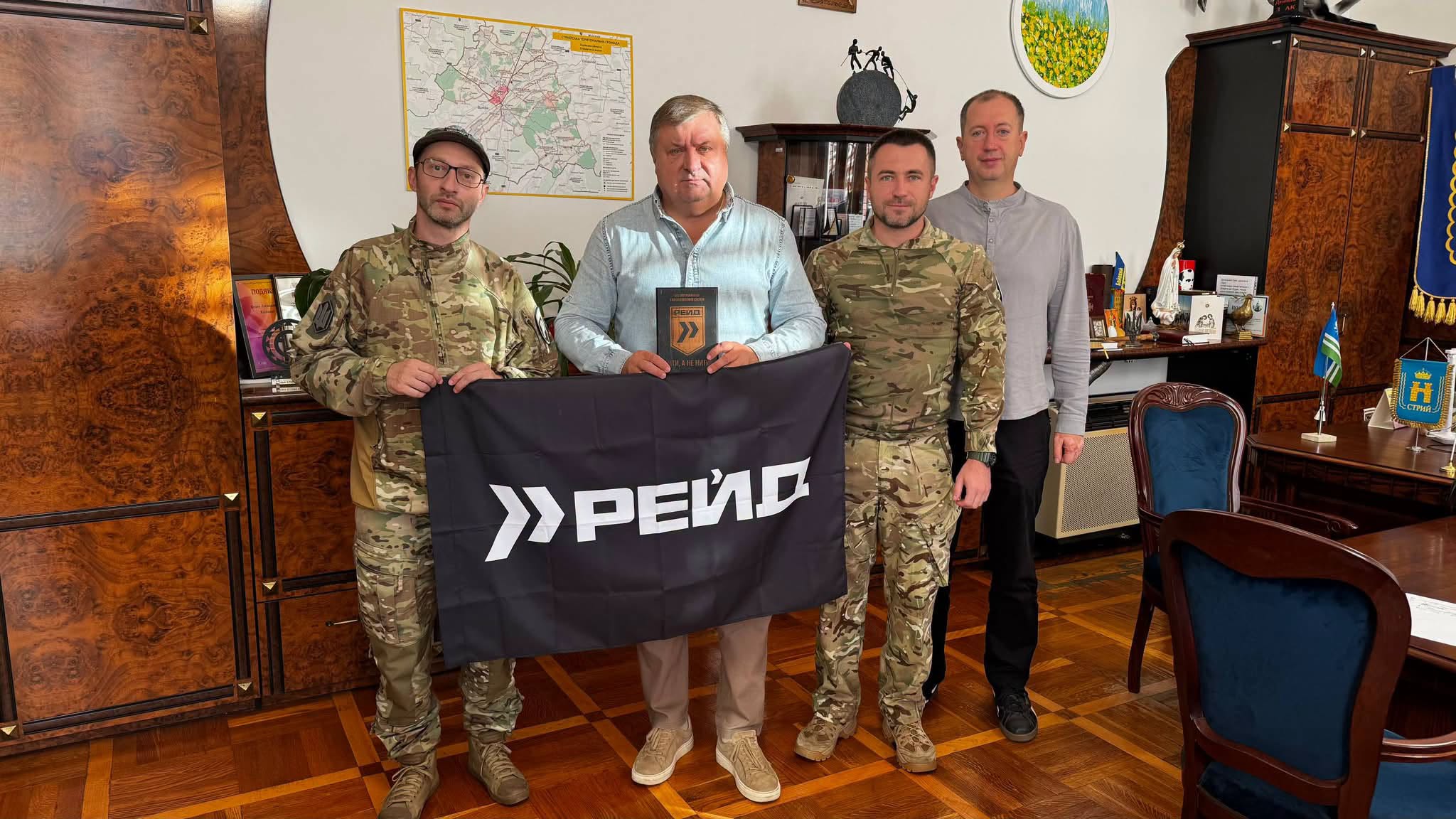 У Стрийській міській раді новий бойовий прапор – 413 окремого полку “РЕЙД”